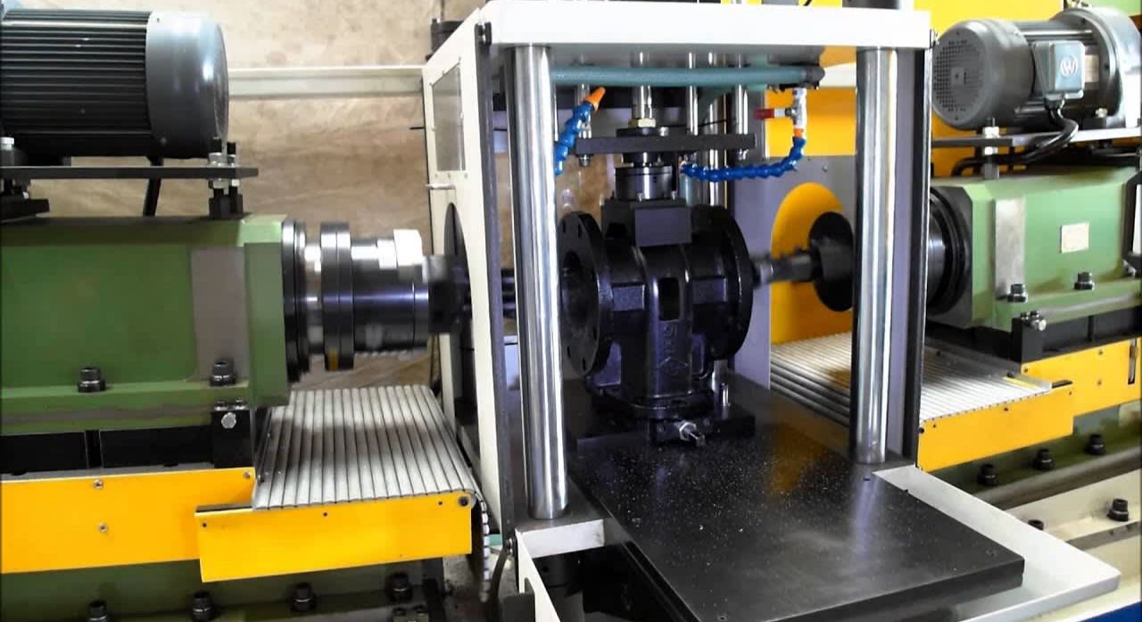 नियमित औद्योगिक पार्ट्स के लिए उपयुक्त मानक 3-axis CNC machining production site.