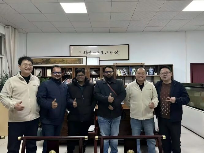 कारखाना स्वागत और ग्राहक भ्रमण के दौरान उत्पादन वातावरण दिखाने का दृश्य।